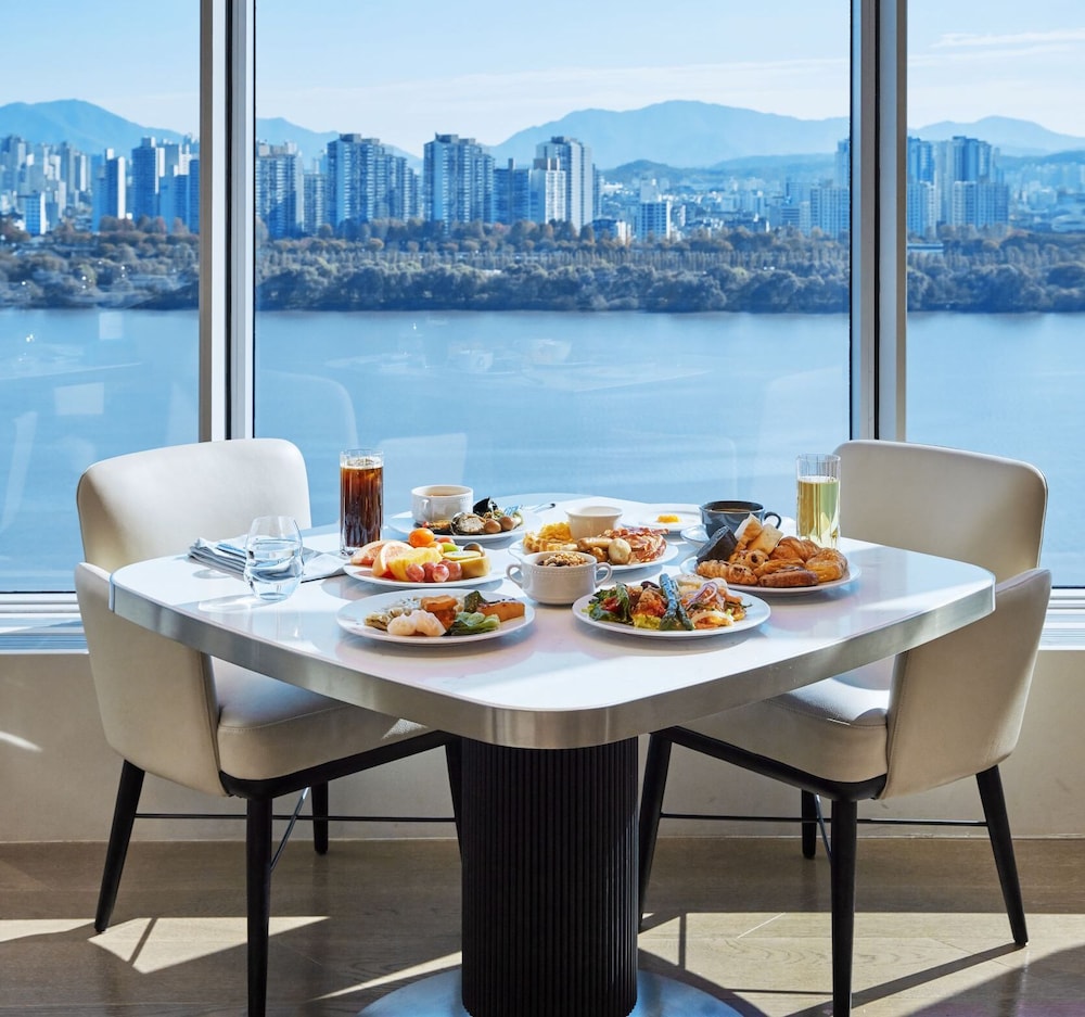[Package] Deluxe Twin River View + Breakfast @The Buffet
