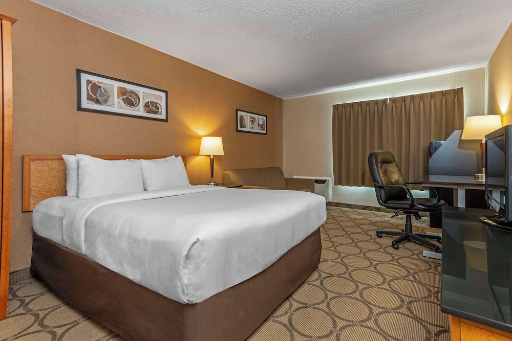 Standard Room, 1 Queen Bed with Sofa bed, Non Smoking, Ground Floor (Drive Up) - Photo 1