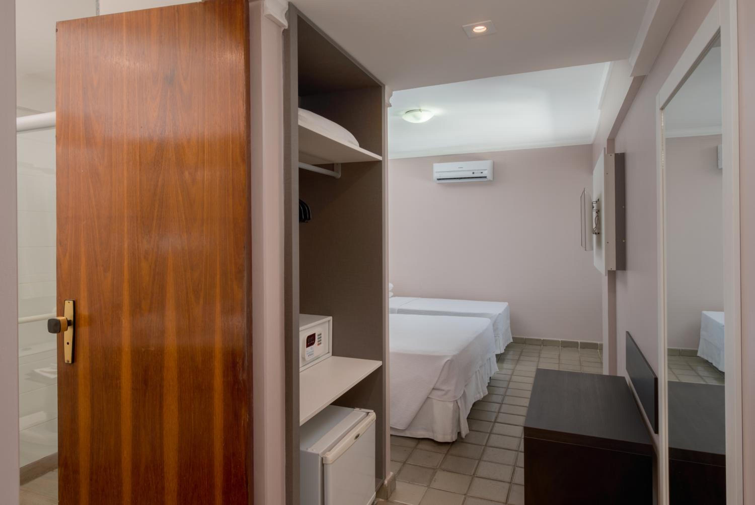 Standard Twin Room - Photo 3