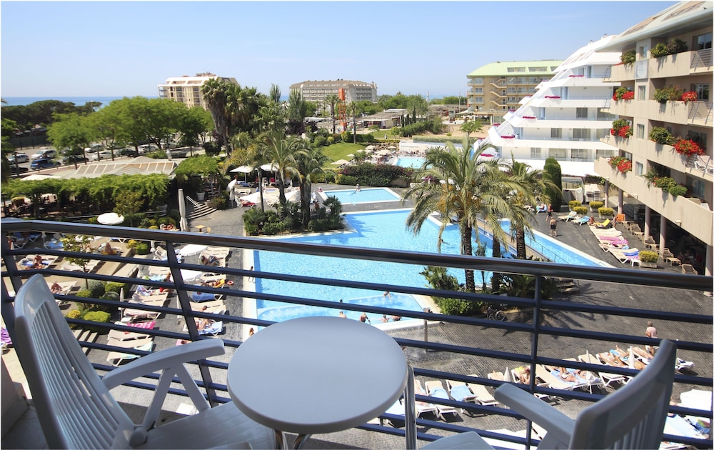 Habitación Triple Premium, Vista a la Piscina (2 Adultos y 1 Niño)