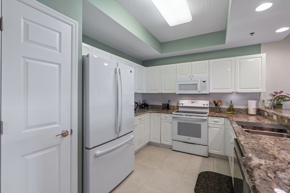 Sunny 3BR Condo Steps to Beach Pool NSB FL, 사진 3