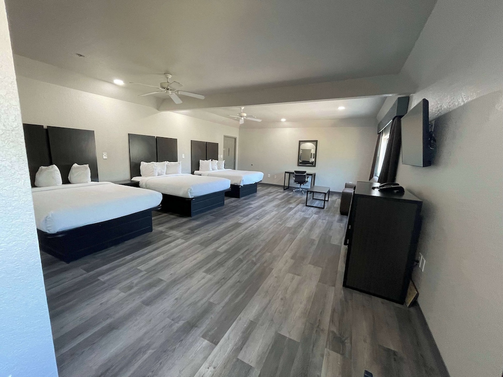 Executive Suite, Multiple Beds, Non Smoking - Photo 2