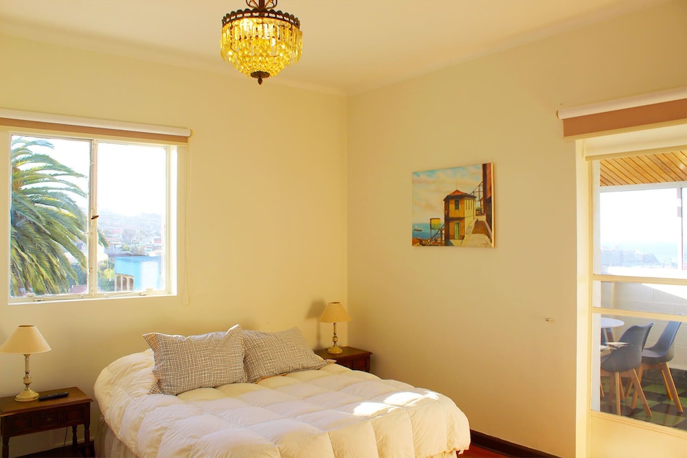 Superior Double Room, 1 Queen Bed, Private Bathroom, Partial Ocean View photo 1
