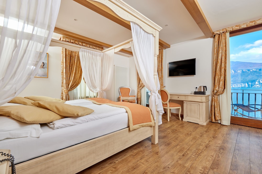 Romantic Studio Suite, 1 Bedroom, Refrigerator, Lakeside photo 1