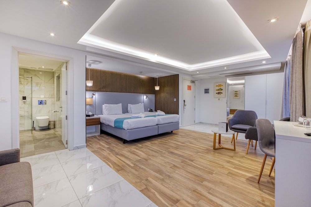 Luxury Suite - Photo 11