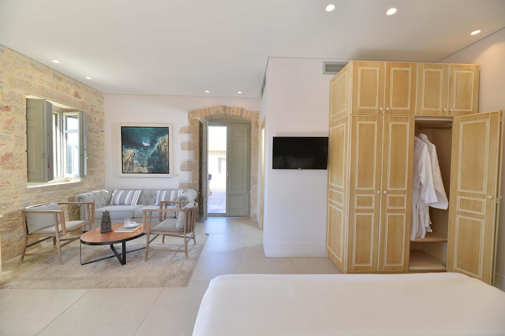 Deluxe Suite, Sea View - Photo 33