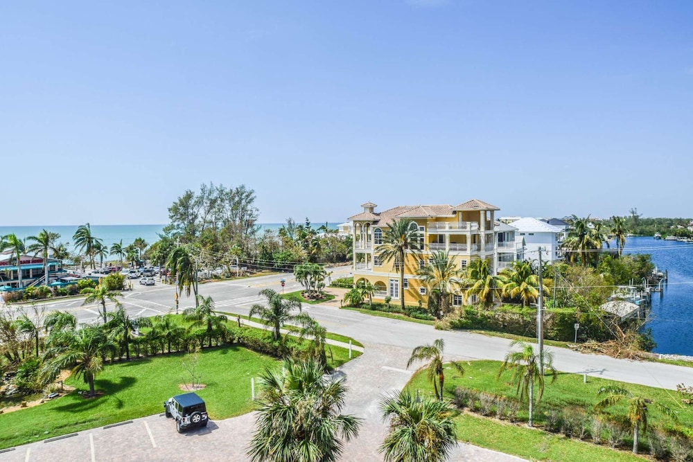 Condo (Beach & Tennis 1504) photo 2