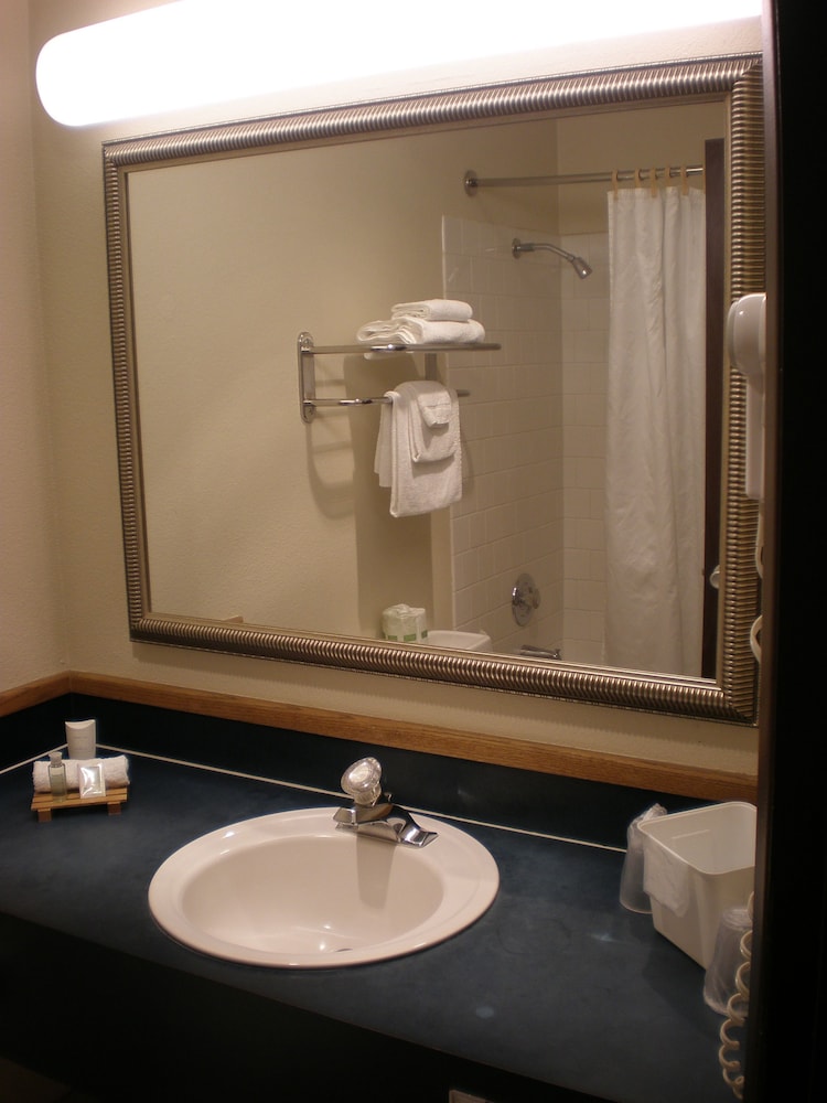 Room, 2 Queen Beds, Non Smoking, Refrigerator (2 Star) - Photo 2