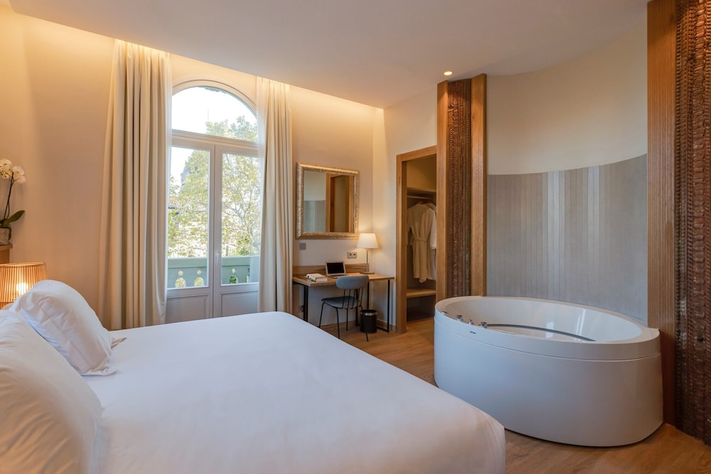 Deluxe Room, Jetted Tub photo 3