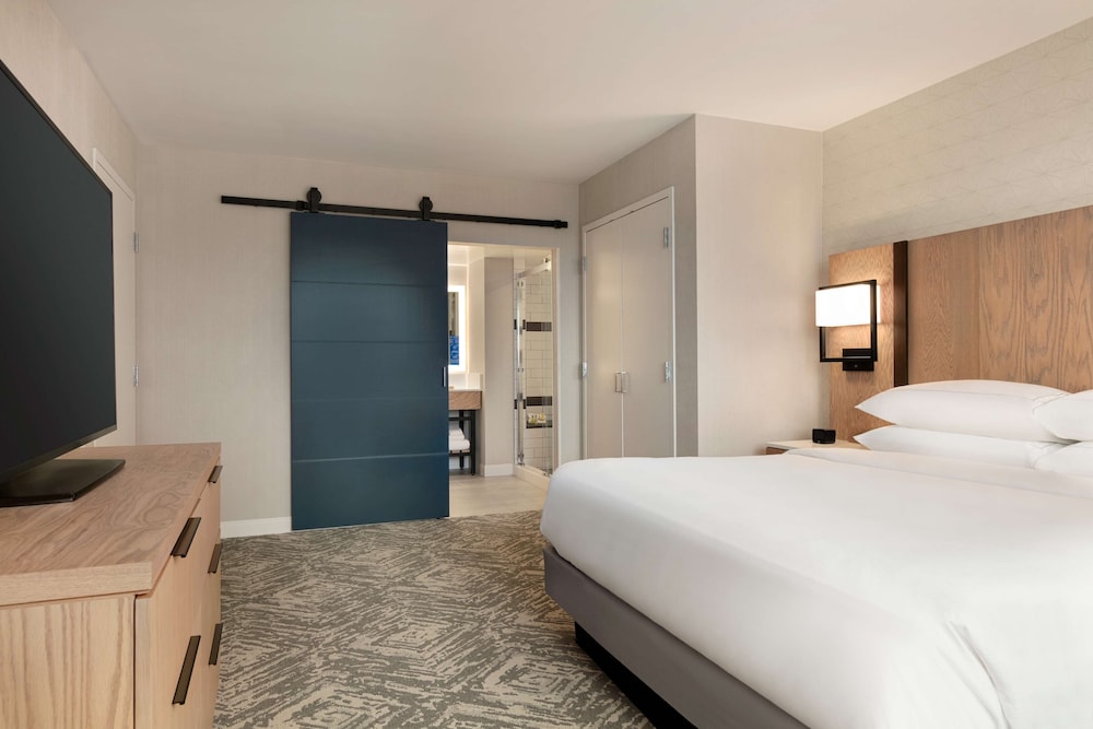 Suite, 1 King Bed (2 Room) - Photo 1