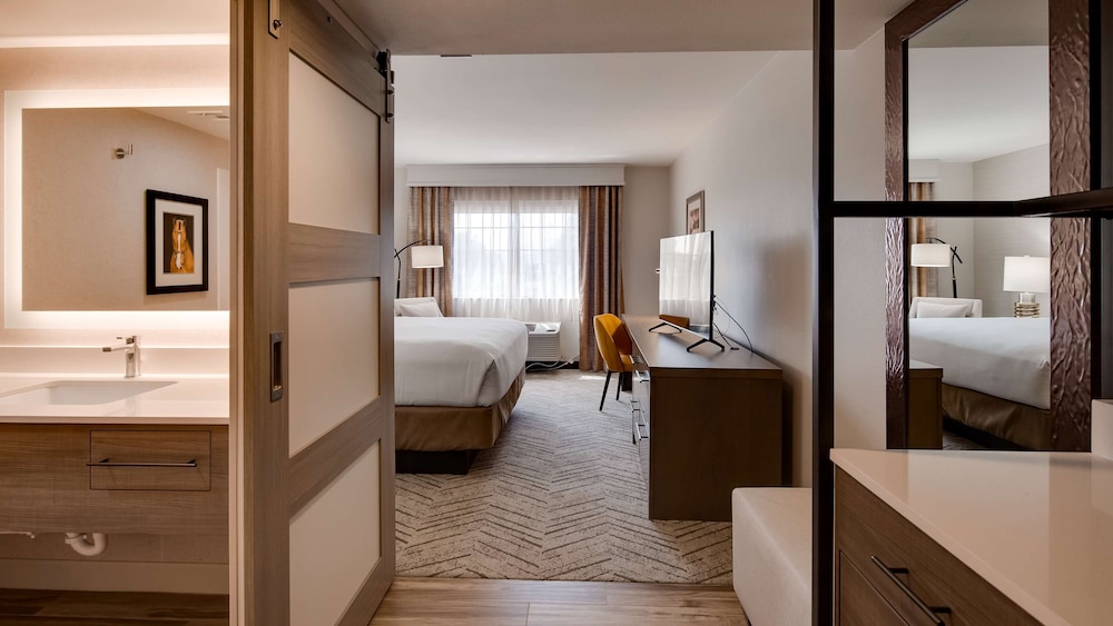 Standard Room, 1 King Bed, Non Smoking, Refrigerator & Microwave - Photo 1