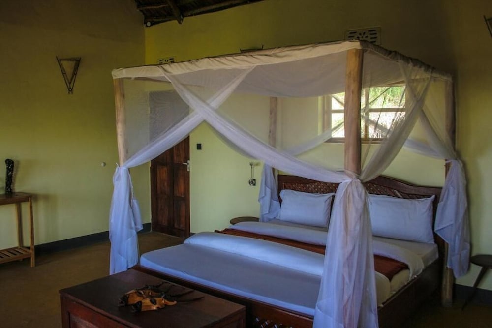 Panoramic Quadruple Room, Lake View (2 King Beds + Extra Bed)