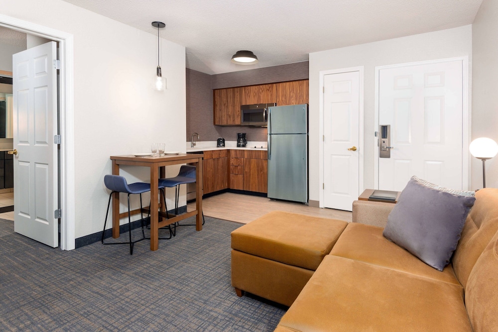 Suite, 1 Bedroom - Photo 4