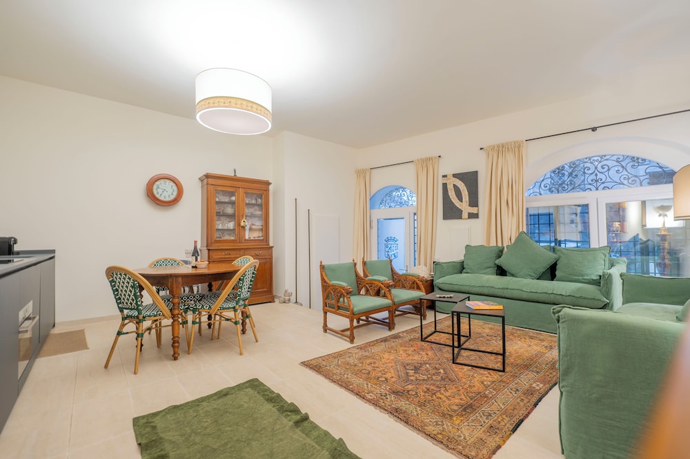 Charming Atelier 1 Bedroom Apartment (Via Giulia 114)