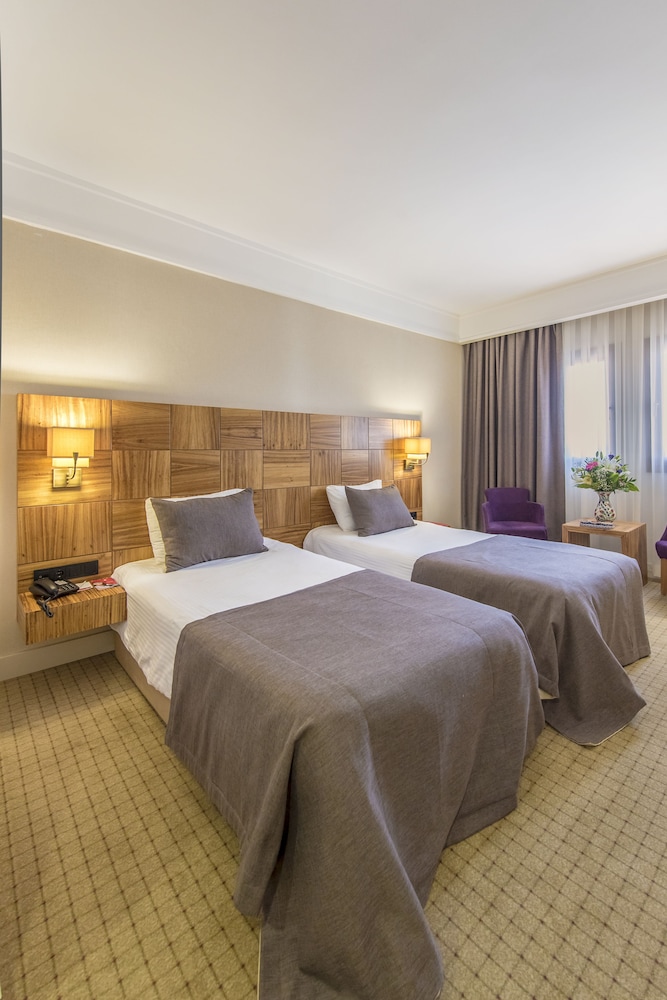 Standard Room, Non Smoking (3 Twin or 1 French Bed and 1 Single) photo 2