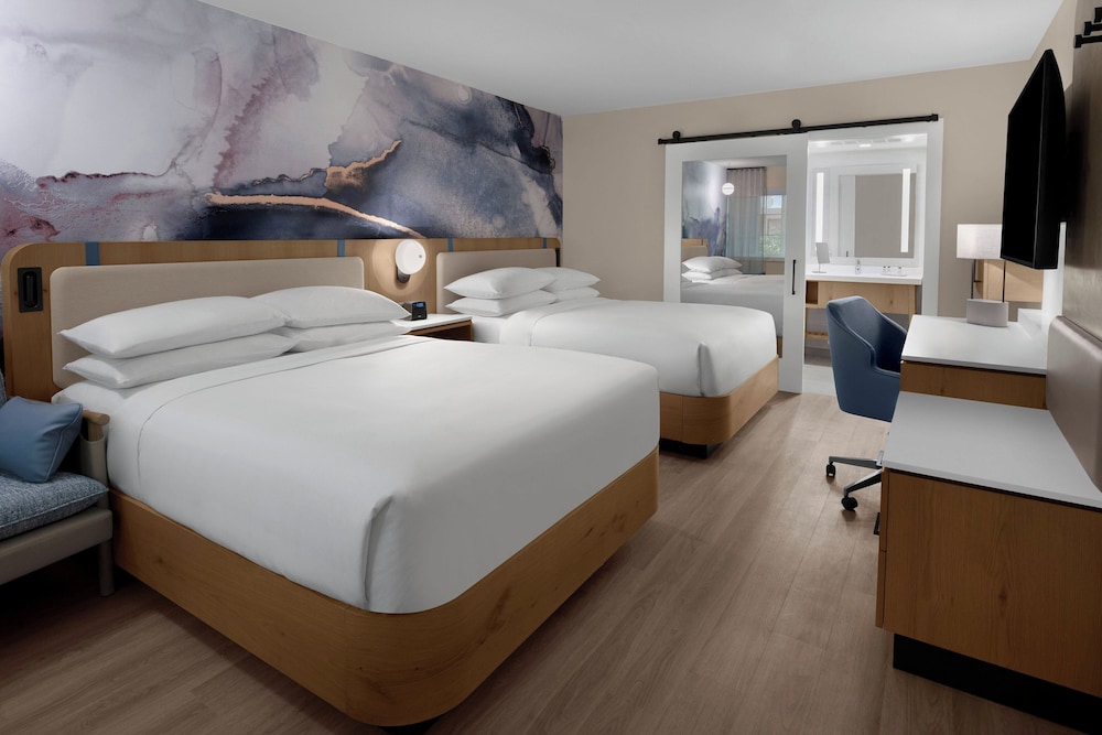 Deluxe Room, 2 Queen Beds, High Floor, Interior Entry photo 1