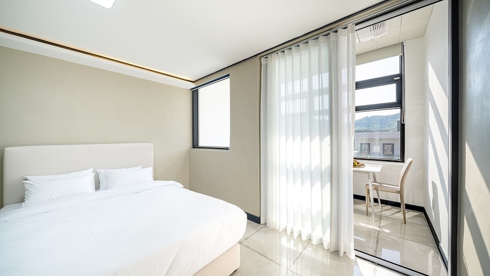 Deluxe Studio, 1 Bedroom, Non Smoking, Mountain View photo 3