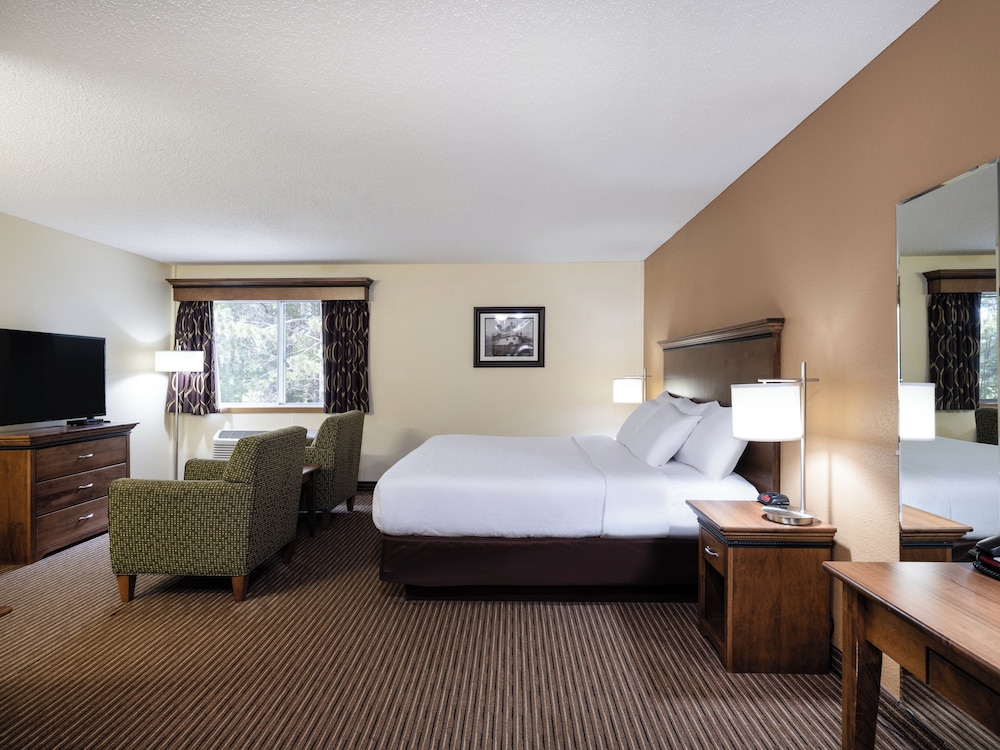 1 King bed Executive Suite w/ sitting area, wet bar, microwave, mini fridge photo 3