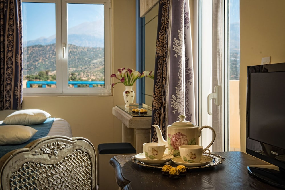 Superior Suite | Mountain View & Indoor Hot Tub - Photo 3
