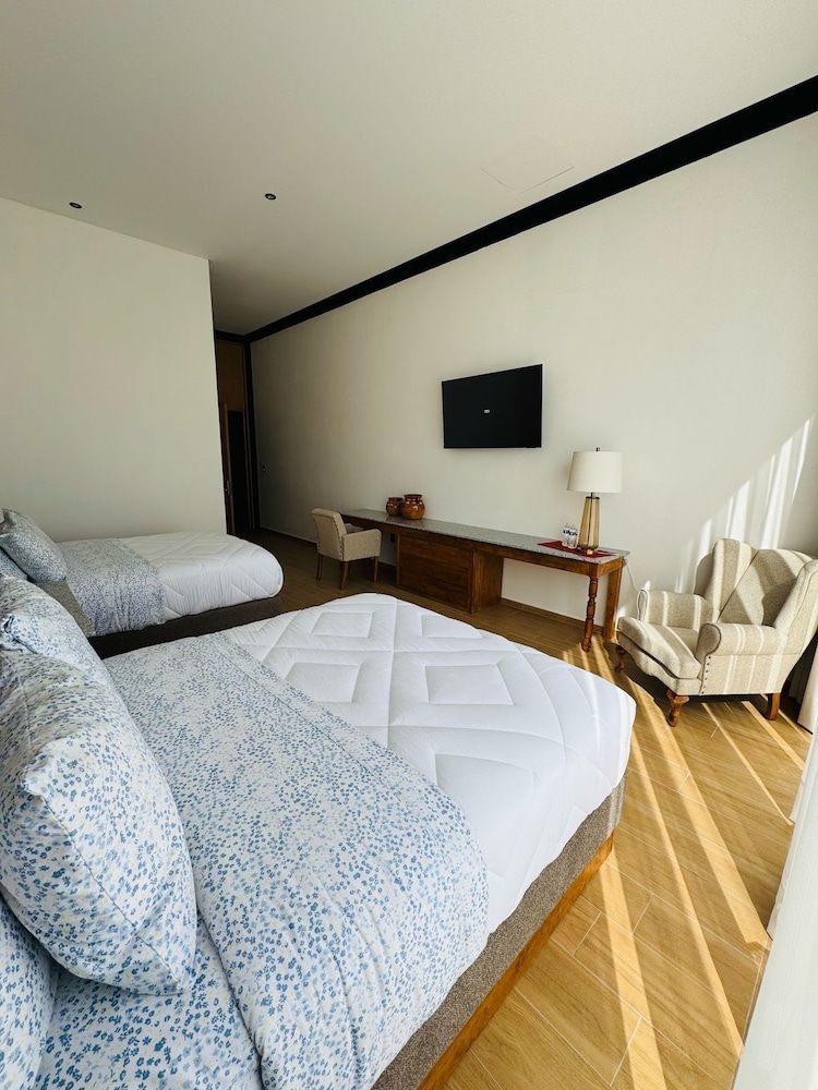 Standard Twin Room, 2 Queen Beds, Courtyard View photo 2