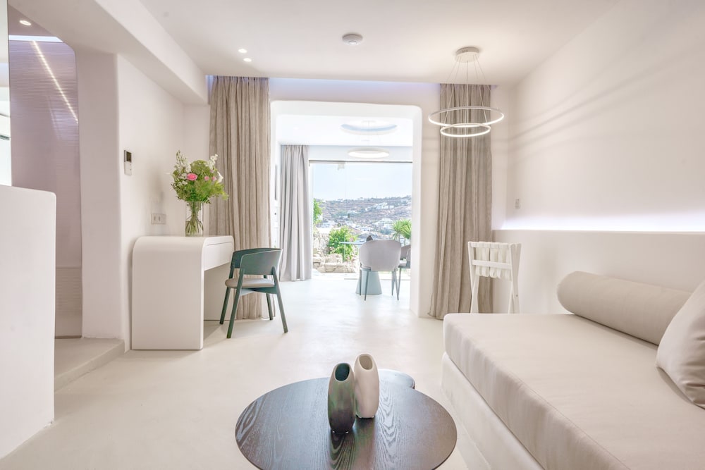 Suite with Pool - Photo 10