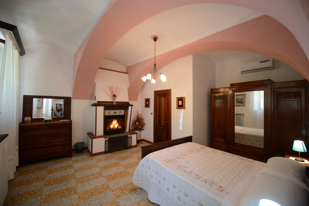 Room, Garden View