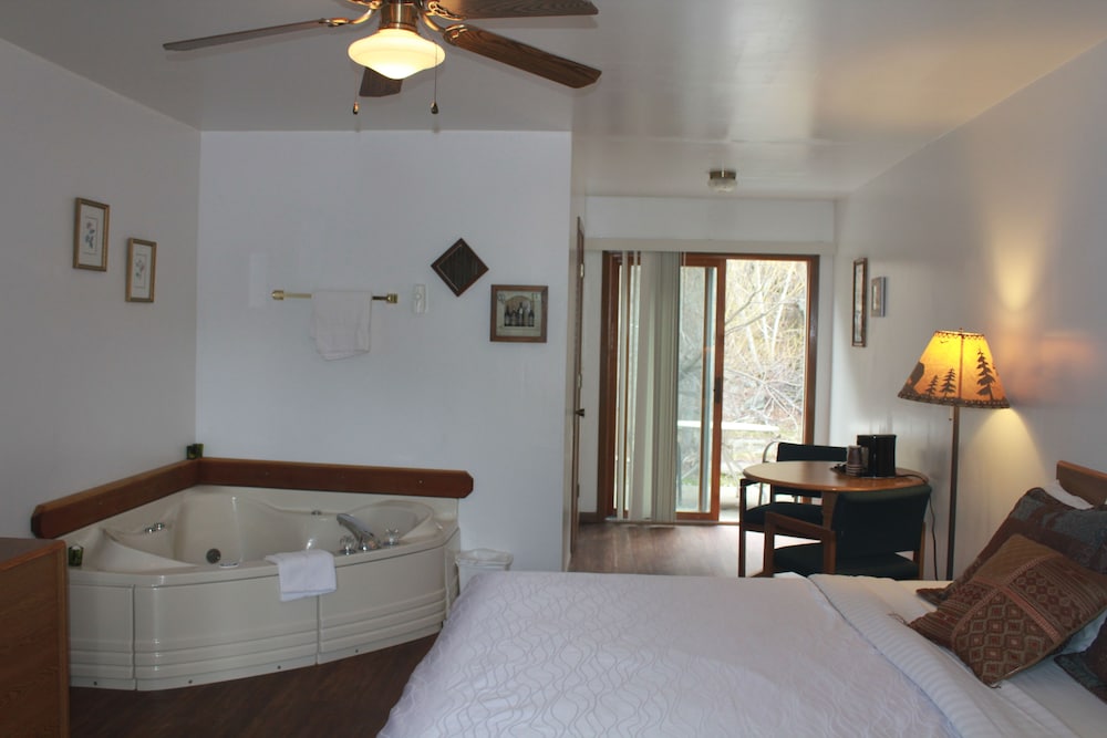 Executive Suite, 1 King Bed, Jetted Tub, Canal View photo 3