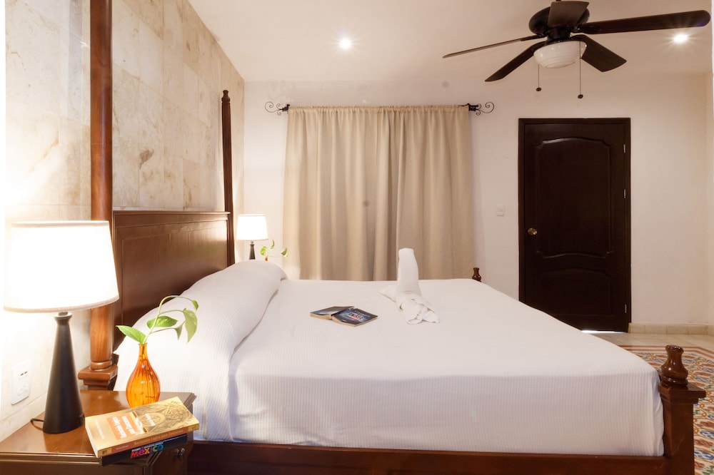 Deluxe Room, 1 King Bed, Non Smoking, Pool View photo 2