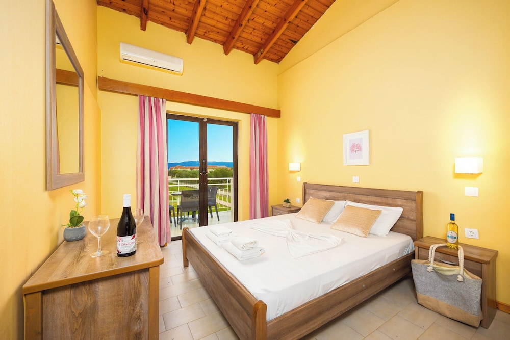 Family Room, Balcony, Garden View photo 1