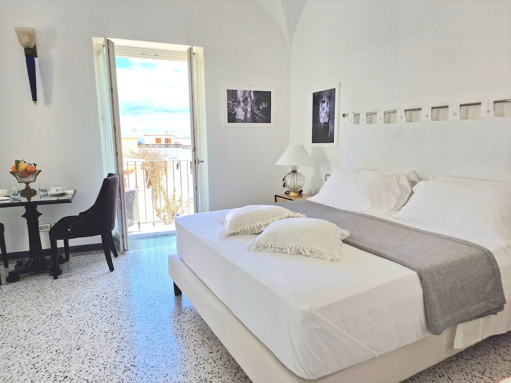 Deluxe Double Room, 1 King Bed, Terrace, City View photo 2