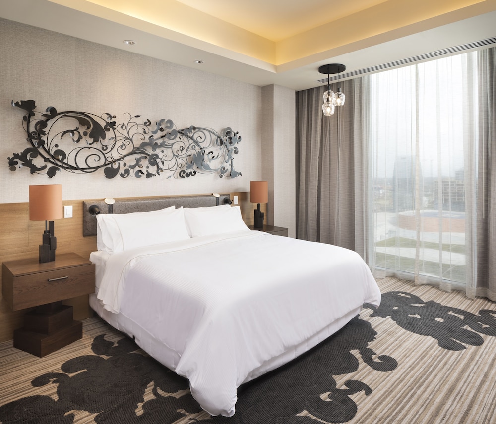 Deluxe Room, 1 King Bed (Mobility/Hearing Accessible, Tub)