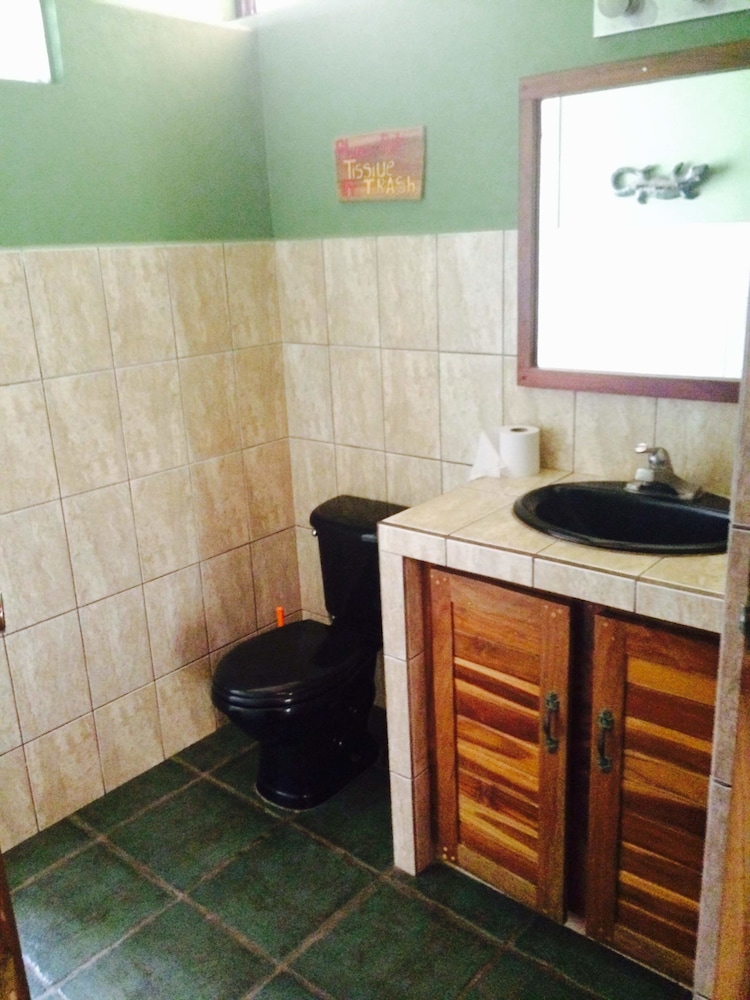 Basic Apartment, 1 Queen Bed, Private Bathroom photo 3
