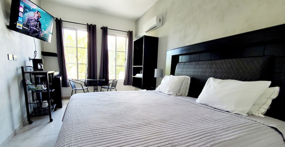 Signature Room, 1 King Bed, Refrigerator & Microwave, Garden View