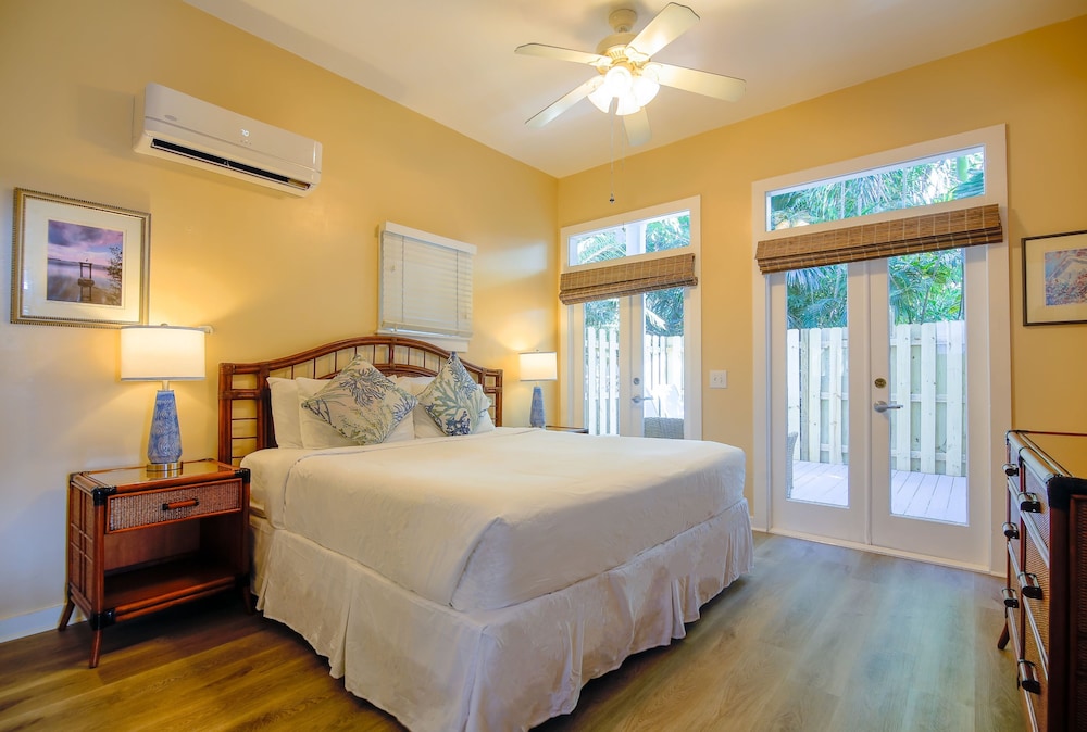 Deluxe Townhome, 1 King Bed with Sofa bed - Orchid Suite 102 - Photo 1