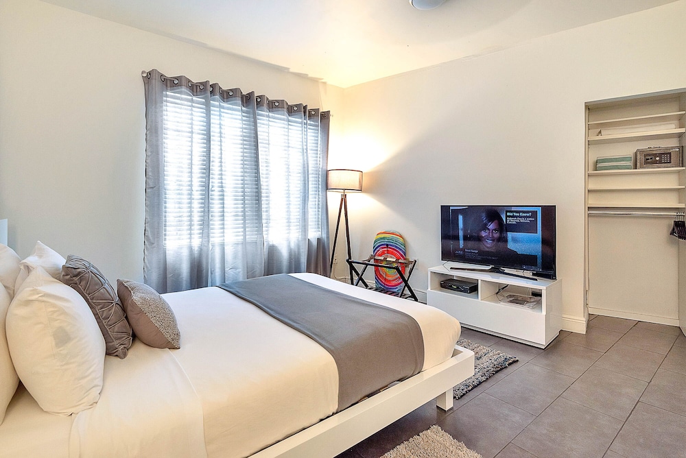 Studio, 1 Queen Bed (1L01)