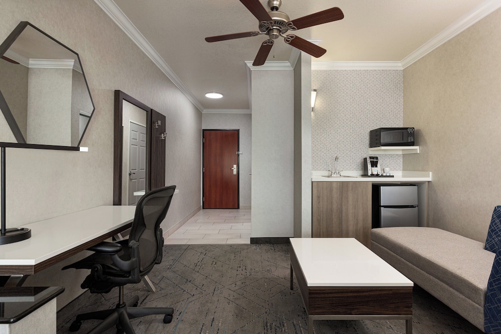 Suite, 2 Queen Beds - Photo 4