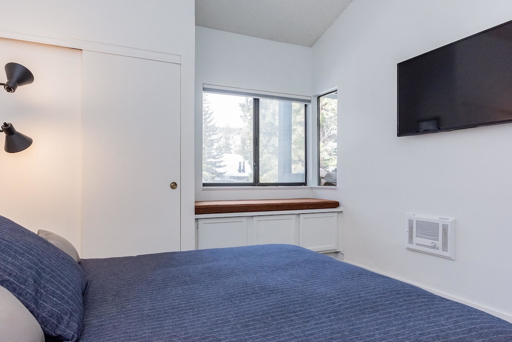 Condo, 3 Bedrooms, Mountain View (Crestview #44 Bldg. B) photo 1