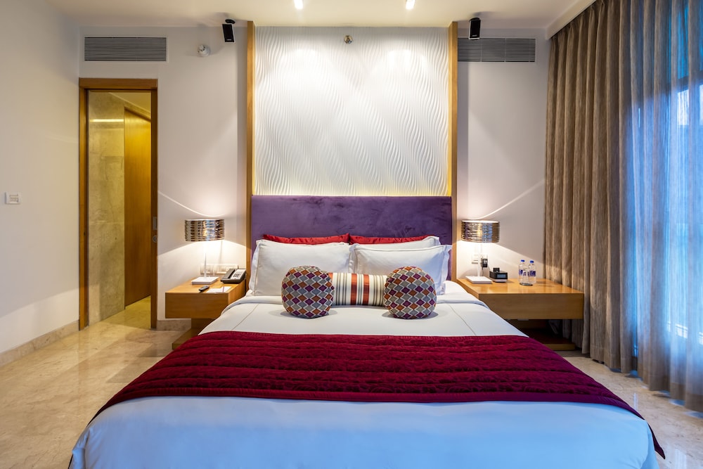 Premium Suite Pool View King Bed - Photo 8