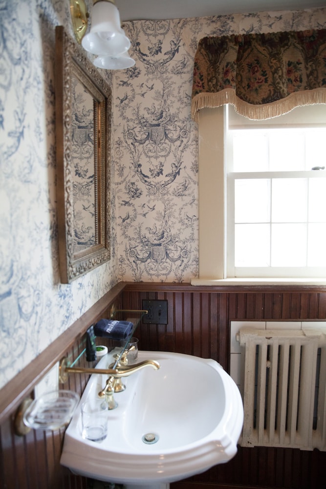 Room Three photo 3