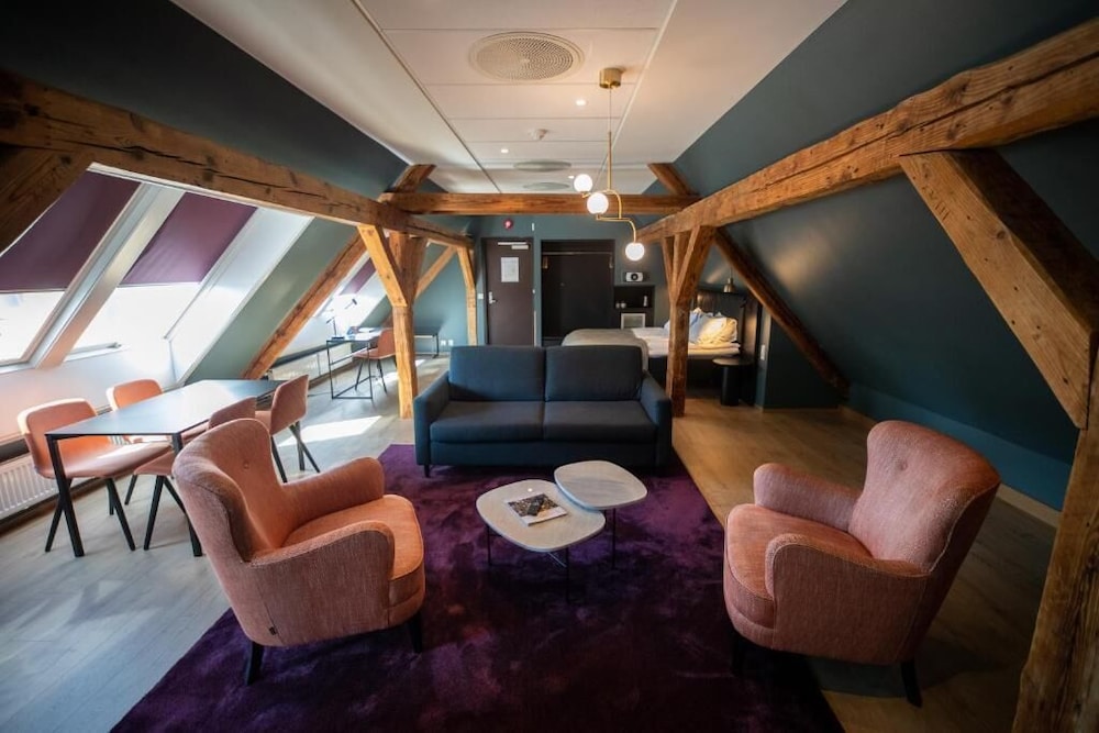Suite (Top) - Photo 1