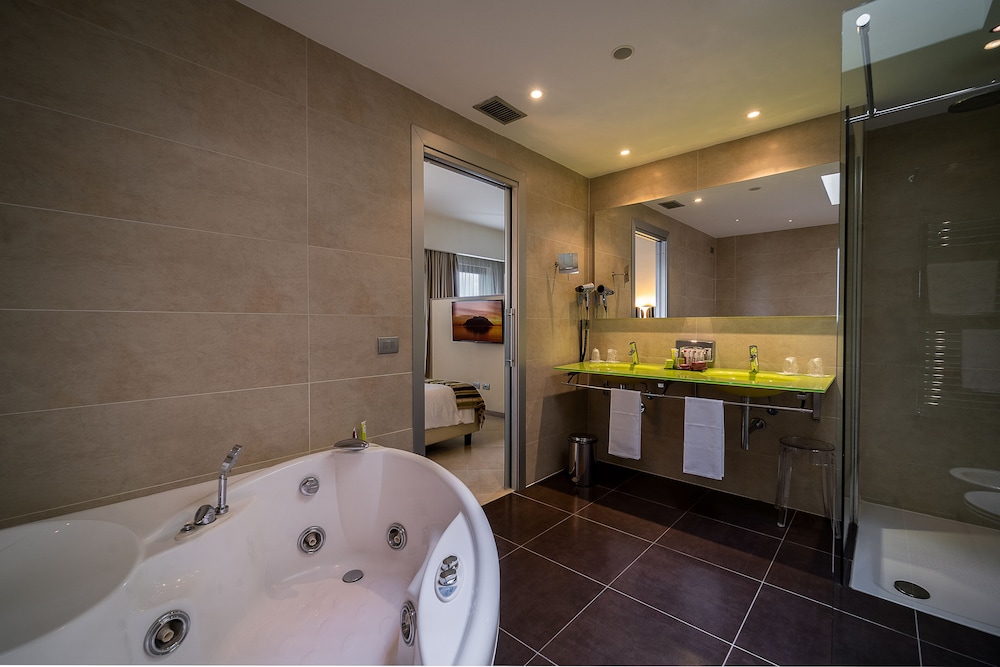 Suite - Photo 10
