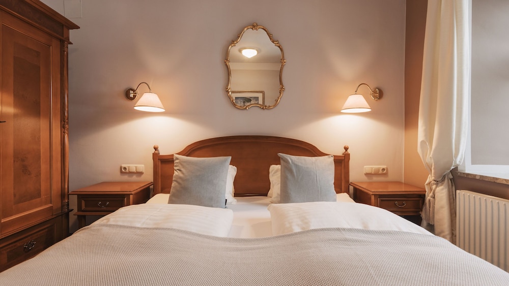 Luxury Studio Suite, 1 King Bed, Bathtub, Mountainside photo 2