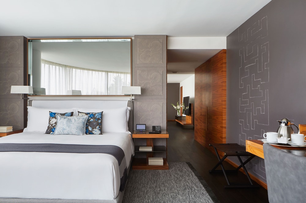 Executive Suite, 1 King Bed, Corner - Photo 1