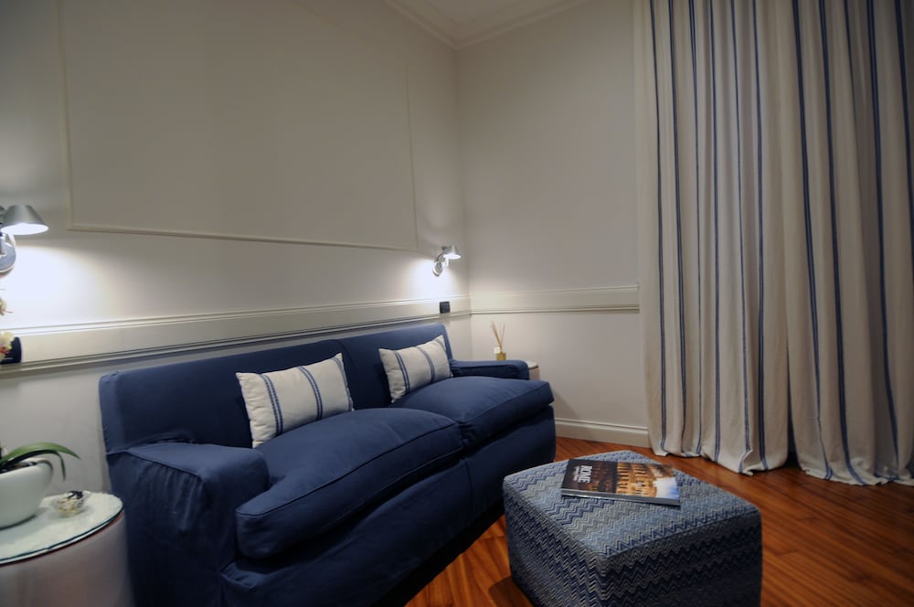 Classic Suite, 1 Queen Bed with Sofa bed, City View photo 3