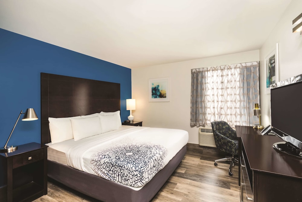 Room, 1 King Bed, Accessible, Bathtub - Photo 4