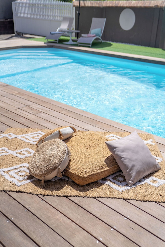 Deluxe House, Pool View