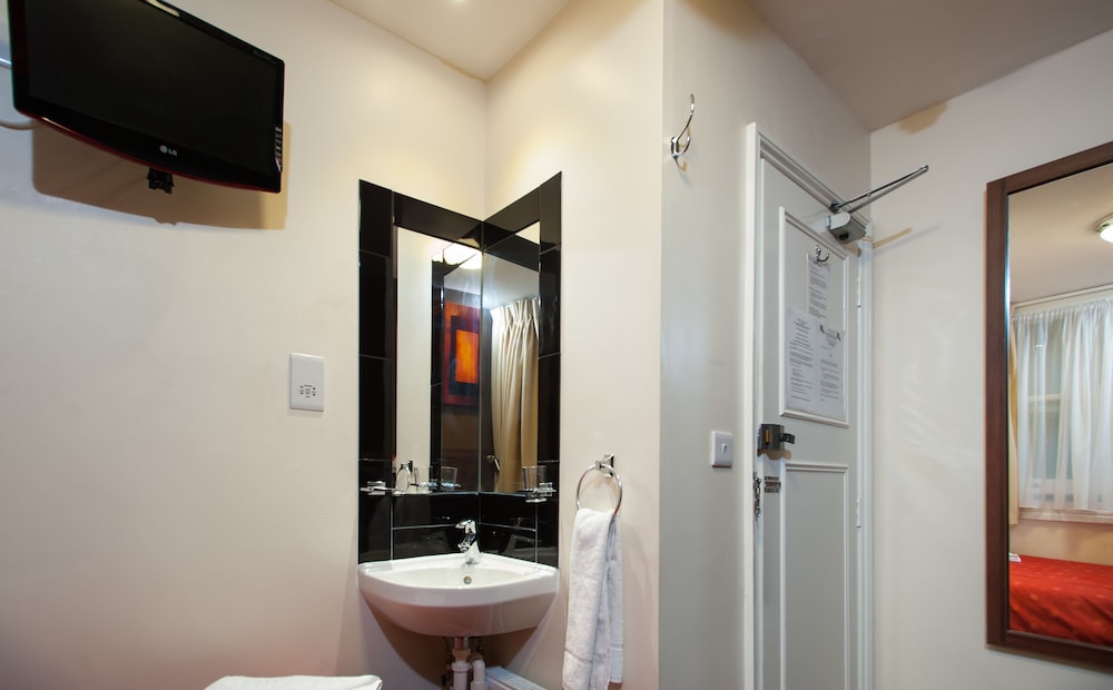 Single Room, Shared Bathroom photo 2