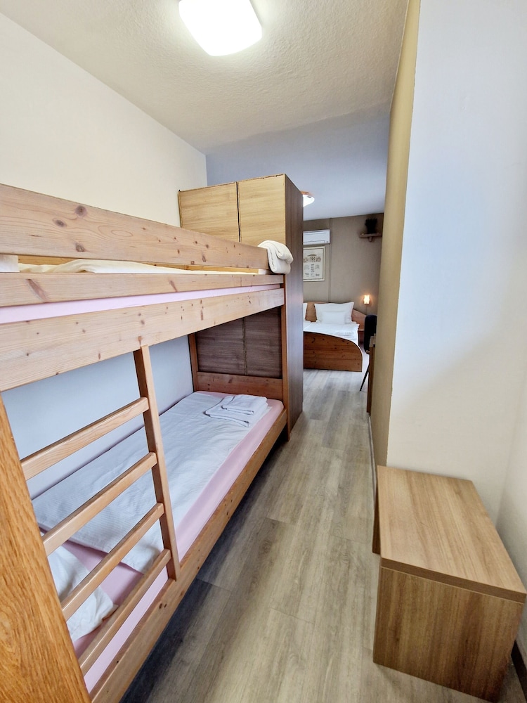 Family Quadruple Room, Private Bathroom - Photo 2