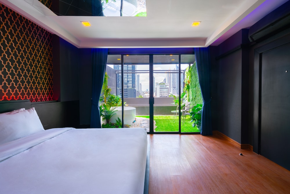 Executive Suite with Outdoor Cave Jetted Hot Tub photo 1