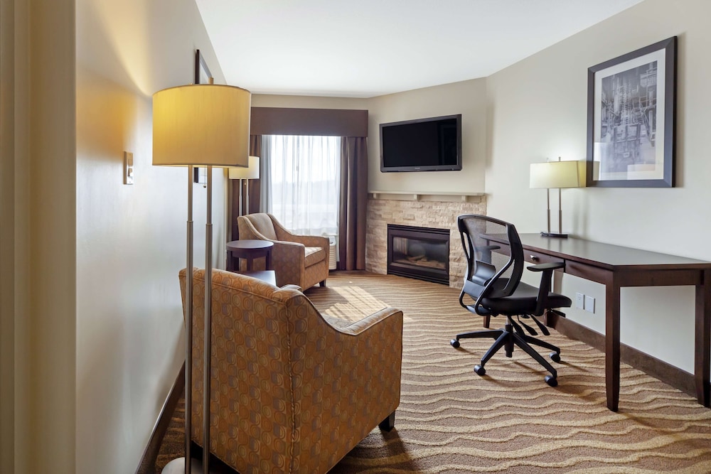 Suite, 1 King Bed, Non Smoking, Refrigerator & Microwave photo 3